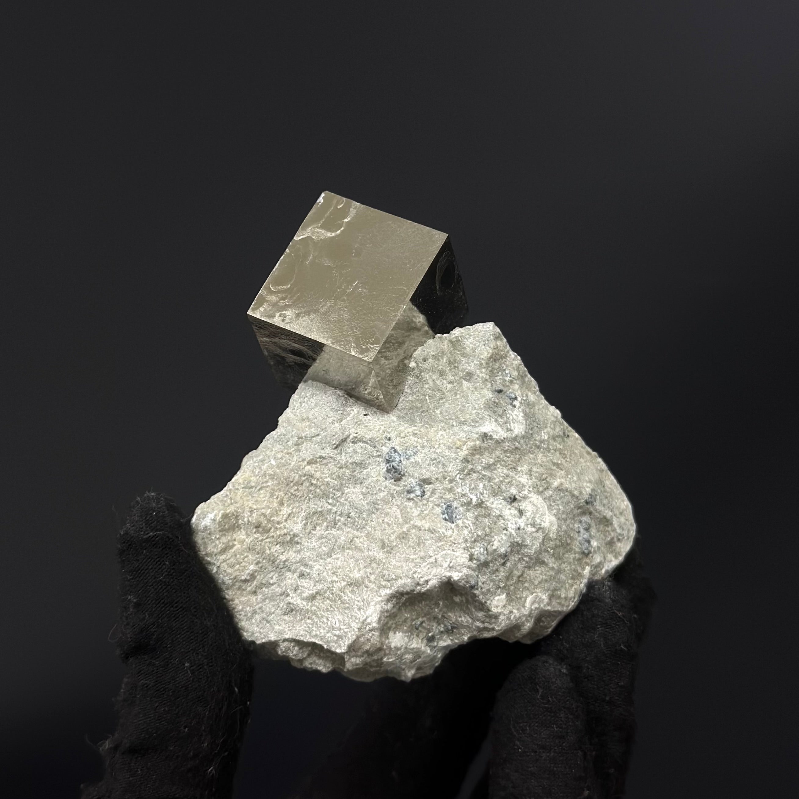 Single Cube on Matrix from Mina Ampliación A Victoria, Navajún, Spain.