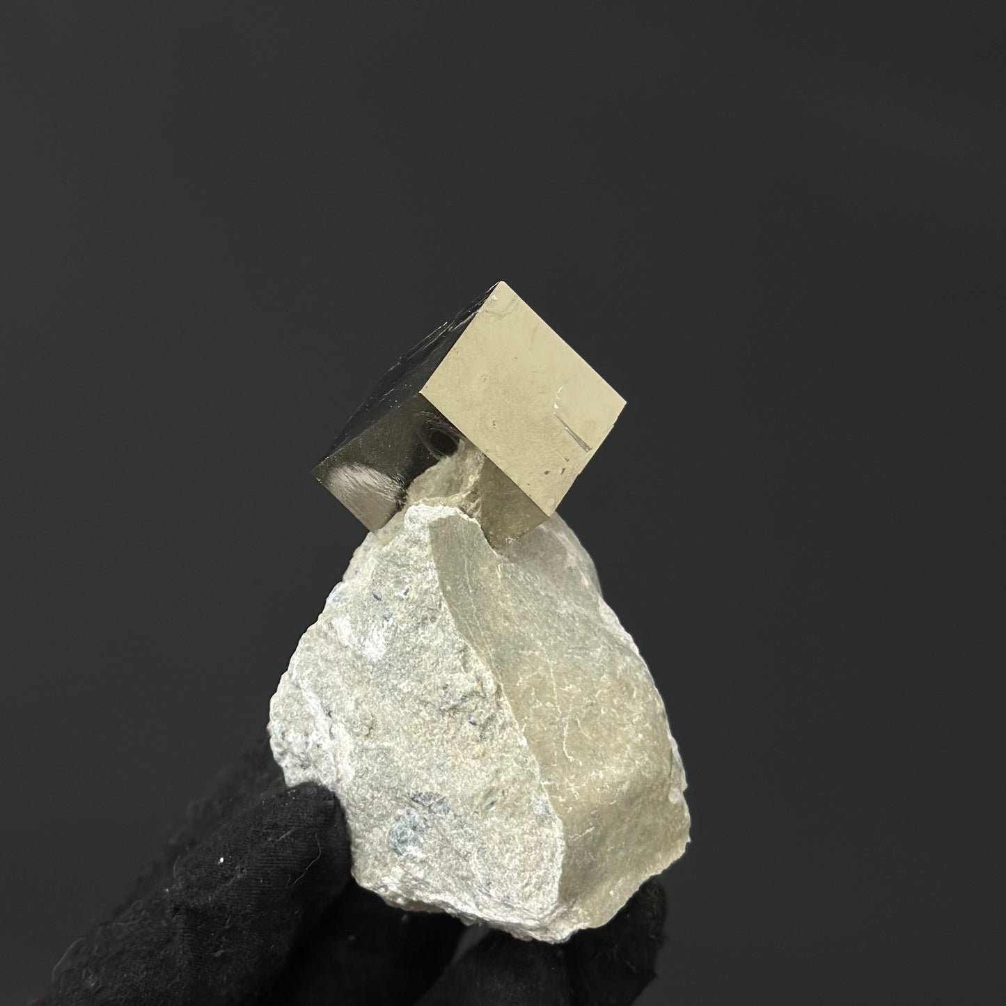 Single Cube on Matrix from Mina Ampliación A Victoria, Navajún, Spain.